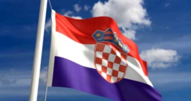 Incident u Hrvatskoj: Srbin skinuo hrvatsku zastavu sa zgrade institucije i spalio je