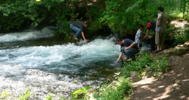 Šta se dogodilo sa čistim izletištem: Voda na Vrelu Bosne i dalje zagađena, puna bakterija i koliformnih klica...