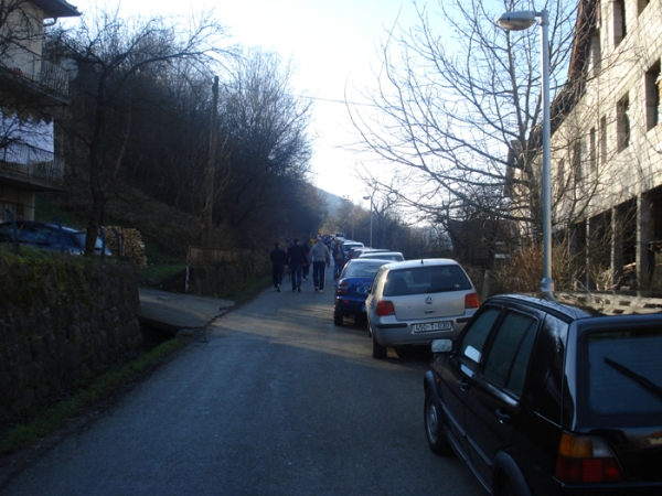 blusrcu.ba-FOTO BLIN/vikend šetnja na Banj Brdo (Šehitluke): 'Šetači' ne biraju gdje će parkirati automobile!