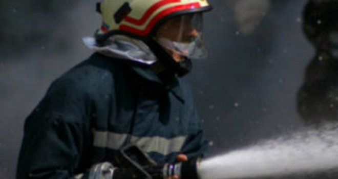 Tragedija u Srebreniku: Jedna osoba poginula u požaru koji je izbio u skladištu firme 