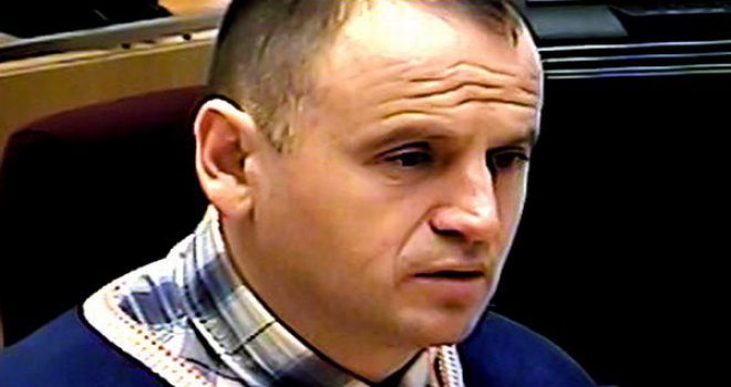Veselin Vlahović Batko na operaciji pod budnim okom policije 