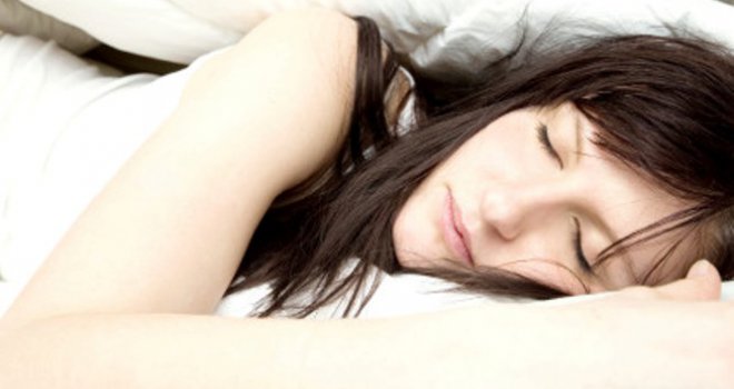 Uzrokuje li način na koji spavate bore?