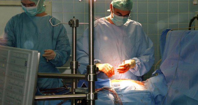 Ugledni hirurg pacijentu nogu amputirao pilom: 'A šta sam mogao uraditi? Naišli smo na metalnu pločicu'