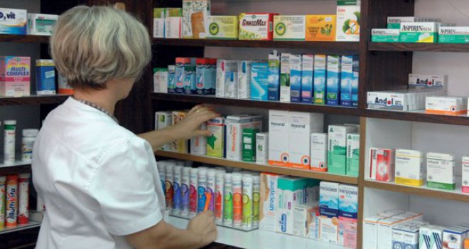 Evo zašto građani u apotekama u Sarajevu ne mogu kupiti Tylol Hot na komad, već isključivo pakovanje