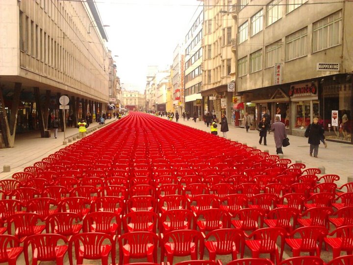 blusrcu.ba-FOTO&VIDEO/SARAJEVO JUTROS: 11.541 prazna crvena stolica u čast ubijenim Sarajlijama
