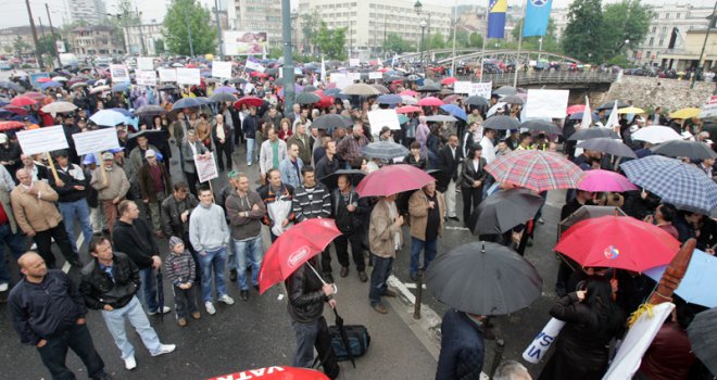 Protestno okupljanje Saveza samostalnih sindikata BiH danas u Tuzli