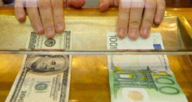 Dolar pao nakon tri sedmice rasta, euro opet jači