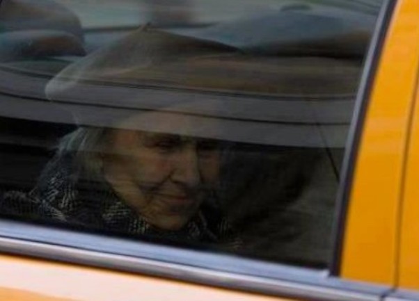 starica u taksiju