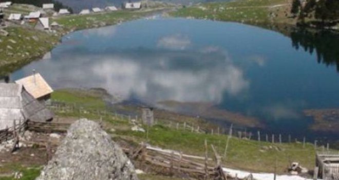 Tragedija na Prokoškom jezeru: Grupa mladića vozila se čamcem, skakali pa ga prevrnuli... Jedan se utopio