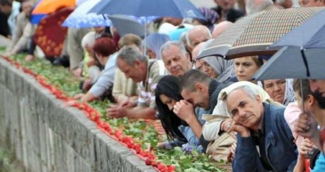 Višegrad: Bacanjem 3.000 ruža u rijeku Drinu obilježena  25. godišnjica stradanja Bošnjaka