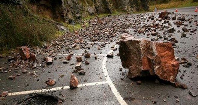 Upozorenje vozačima: Učestali odroni zemlje ili kamenja, mogući jaki udari vjetra