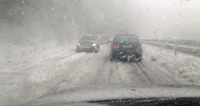 Saobraćaj zbog snijega otežan, poledica na putevima širom BiH