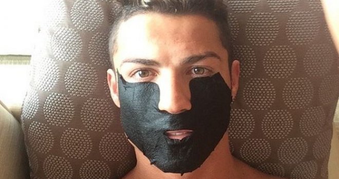 Ronaldo objavio fotku s maskom: Šala na Suarezov račun?