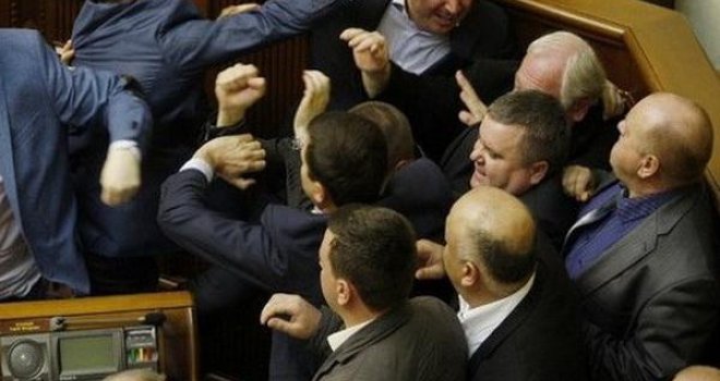 Tuča u ukrajinskom parlamentu tokom rasprave o oborenom avionu