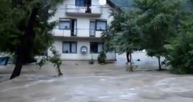Zastrašujuća snimka vodene bujice koja je opet poplavila dijelove Maglaja i BiH
