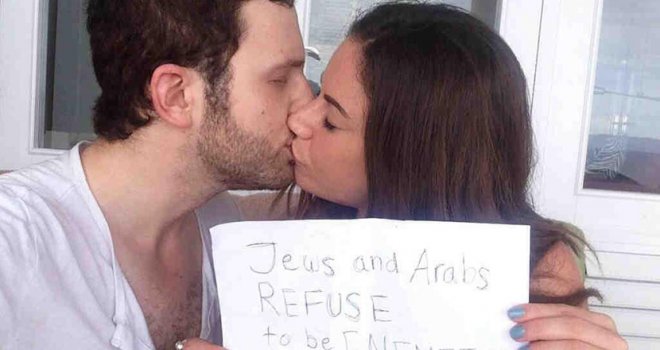 Ona je Arapkinja, on je Izraelac, ali ova slika je dokaz da ljubav sve pobjeđuje