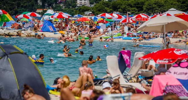 Mravinjak na popularnoj plaži: Uprkos nestabilnom vremenu, gužva na jadranskoj obali