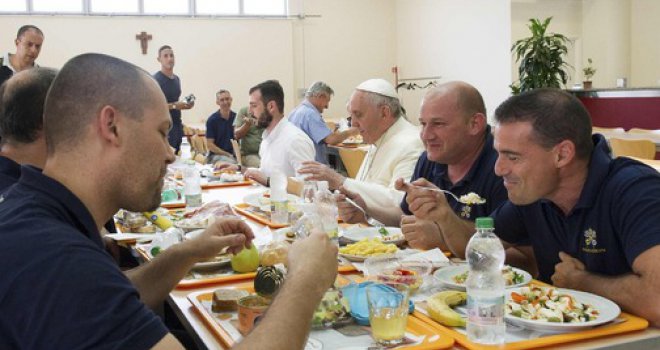 Papa stajao u redu, čekao da ga posluže i ručao s radnicima