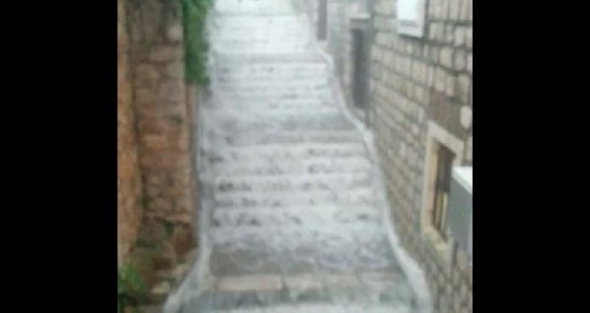 Nevrijeme na jadranskom otoku: Kad se stepenice pretvore u vodopad