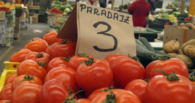 Znate li kako da prepoznate domaći paradajz: Ako ovako miriše, odmah ga kupite