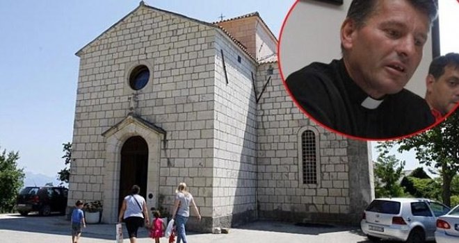 Pomozite nam! Otkad se vratio iz Bosne, sveštenik se čudno ponaša... Iz crkve se čuju krikovi!