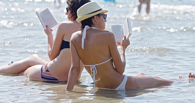 Šok u Makarskoj: Djevojkama iz Sarajeva zabranjeno čitanje knjiga na plaži!