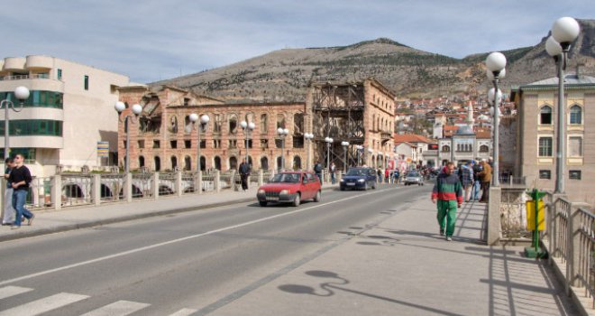 Organizovani haos 'njihovih' i 'naših': Kome odgovara da Mostar ostane 'grad-slučaj'?