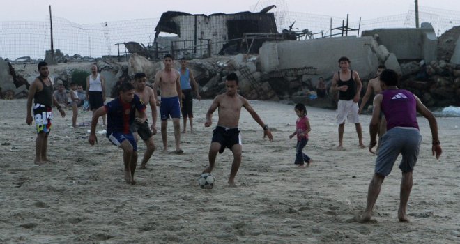 Život se vraća u Gazu: Stanovnici uživaju na plaži, djeca igraju fudbal...