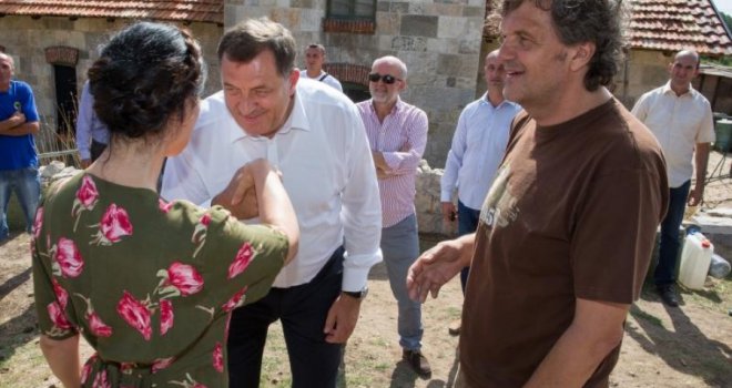 Konačno pokleknuo: Milorad Dodik manji od makovog zrna pred čarima Monice Bellucci...