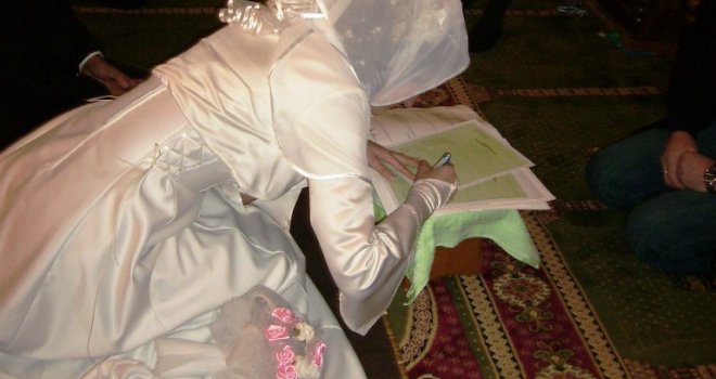 Islam preporučuje da žena nakon udaje zadrži svoje prezime