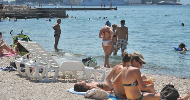 Ovakve meduze čekaju vas na Jadranu: Turisti zabrinuti, stručnjaci savjetuju - izbjegavajte kontakt!