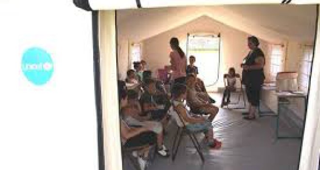 Učenici od prvog do petog razreda u šatorima, jer škole nisu obnovljene nakon poplava