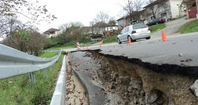 Klizišta, opasnost od odrona, obustavljen saobraćaj: Doznajte stanje na putevima širom BiH