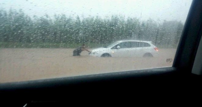 Kiša poplavila Pulu i Zadar: Auti pod vodom, autobus zapeo u podvožnjaku...