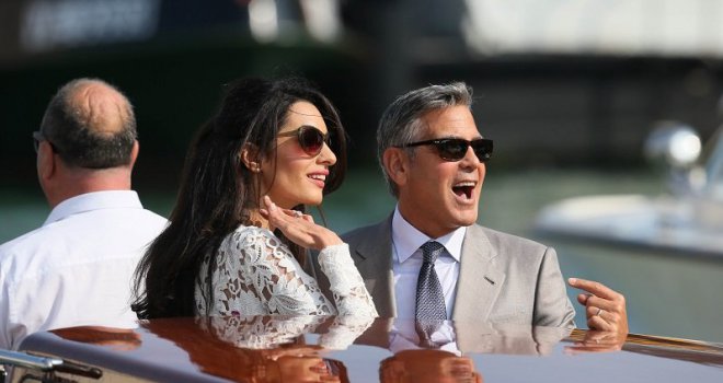Bračni par Clooney nakon što su dobili blizance: George izgleda kao da je ostario preko noći, a Amal blista!
