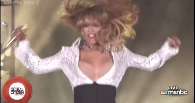 Beyonce usred nastupa pukla košulja, pa nas počastila nesvakidašnjim prizorom