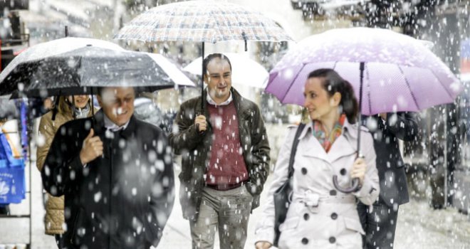 U Sarajevu zapadao prvi ovosezonski snijeg, građani 'uhvaćeni' nespremni