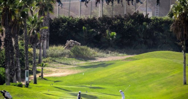 Dok bijelci igraju golf, marokanski imigranti vise na ogradi