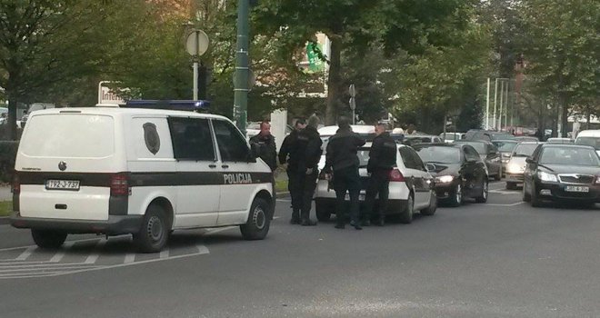 U Alipašinoj ulici uhapšeni mladići, pronađen pištolj i maska anonimusa