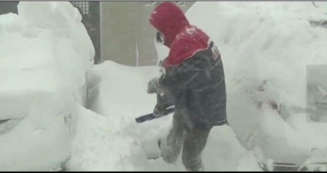 Snježna oluja u New Yorku odnijela osam života, očekuju se nove padavine