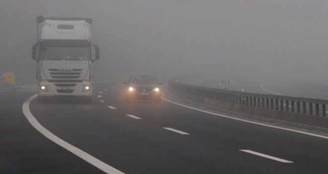 Magla širom BiH, ukoliko krećete na put, vozite oprezno
