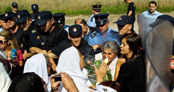Skandalozna presuda: Osnovni sud novčano kažnjava majke Srebrenice!