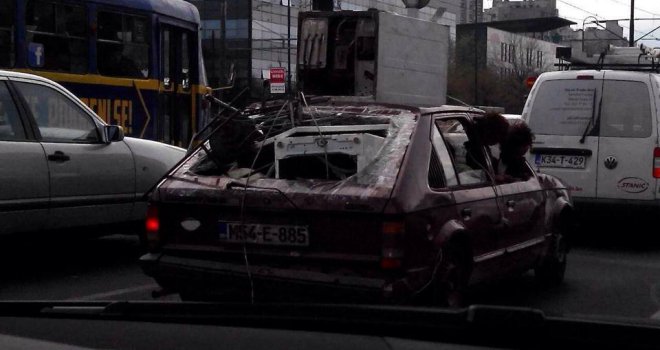 Sarajlije u čudu: Romska porodica se prevozi u raspadnutom automobilu
