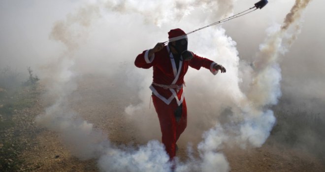 Palestinac obučen u Djeda Mraza sukobio se sa izraelskim snagama