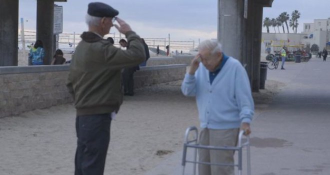 Nakon 70 godina sastao se sa svojim oslobodiocem: Salutirao mu, pa pao na koljena