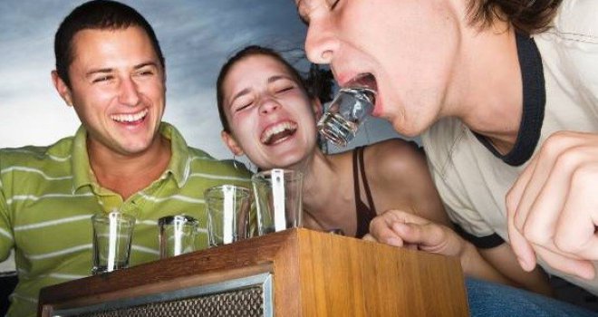 Za mlade nema zabave bez alkohola: Miješaju sve s pivom i vinom pa pijani puše osvježivače prostora