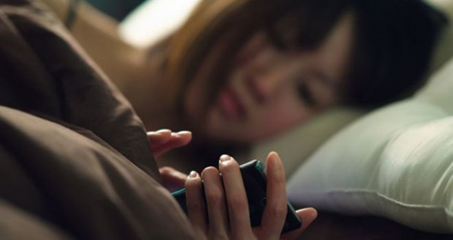 Šta se događa sa našim tijelom kada prije spavanja bacimo oko na mobitel?!