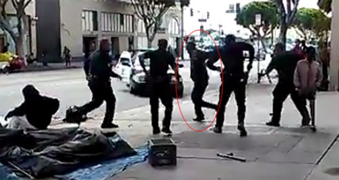 Uznemirujući snimak: Nakon brutalne rasprave, policija upucala beskućnika