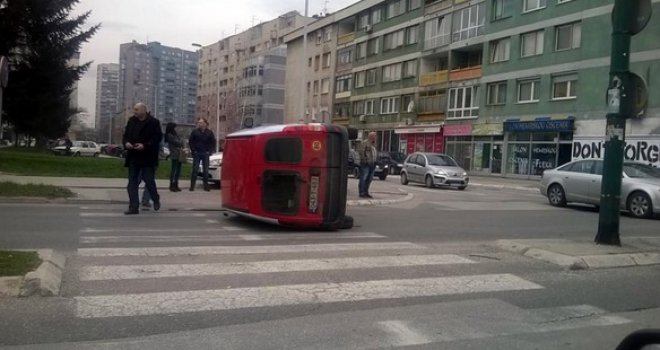 Sudar tri automobila u Sarajevu, jedna osoba povrijeđena