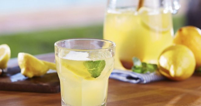 Ljekovito: 10 razloga zašto svako jutro trebate popiti mlaku vodu s limunom